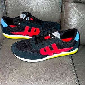 New Womens Hushpuppies sneakers size 11. Box a little dinged up. Please see pics